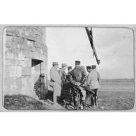 Inattention pendant la classe. [légende d'origine]