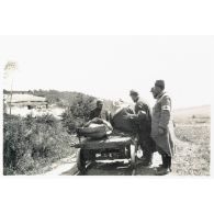 [Des brancardiers installent le blessé sur une plate-forme mobile].