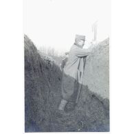 [Un soldat dans une tranchée avec un périscope].