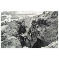 [Des brancardiers évacuent un blessé dans une tranchée en mai 1915].