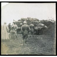 [Un groupe de soldats et d'officiers devant un char].