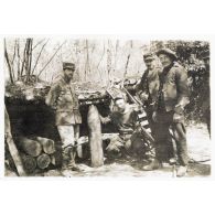 [Des soldats posent avec un obus].