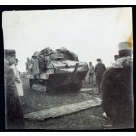 [Un groupe de soldats et d'officiers examine un char blindé].