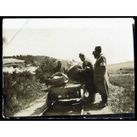 Transport de blessés. [légende d'origine]<br>