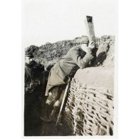 [Un soldat dans une tranchée, avec un périscope].