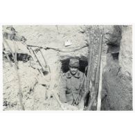 [Un soldat dans l'entrée de son gourbi].