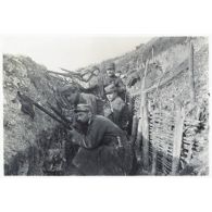 [Ablain, 1915. Les soldats armés de leurs fusils sont postés dans la tranchée].