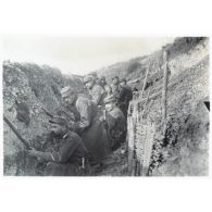 [Ablain, 1915. Soldats dans une tranchée].