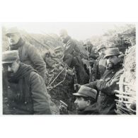 [Des soldats dans une tranchée devant  Ablain en 1914-1915].