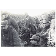 [Soldats dans une tranchée devant Ablain].