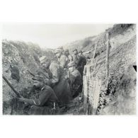 [Soldats dans une tranchée devant Ablain].