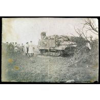 [Un groupe de soldats et d'officiers devant un char].