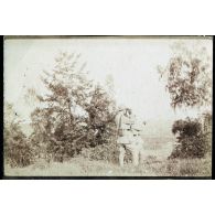 [Deux soldats en observation].