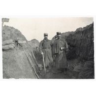 [Deux officiers dans une tranchée].