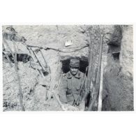 [Un soldat dans l'entrée de son gourbi].