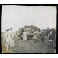 [Un groupe de soldats et d'officiers examine un char blindé Schneider].