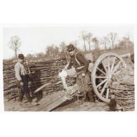 Un 75 injectant une douille. [légende d'origine]<br>