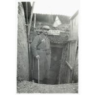 [Un officier du 79e régiment d'infanterie (RI) devant l'entrée de son gourbi "La Villa Valentine"].