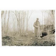 [Un soldat devant un abri en forêt].