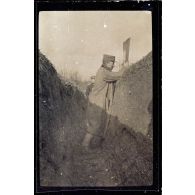 [Un soldat dans une tranchée].