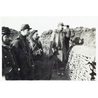 [Soldats dans une tranchée].