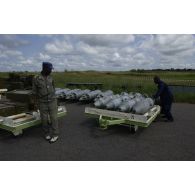 A l'aéroport de Yamoussoukro, dépollution des épaves des deux Sukhoi SU-25 de l'armée ivoirienne ayant bombardé une emprise française à Bouaké le 6 novembre 2004. Plateaux de bombes. Les munitions non explosées lors du bombardement de l'aéroport posent problème.