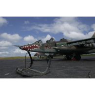 A l'aéroport de Yamoussoukro, dépollution des épaves des deux Sukhoi SU-25 de l'armée ivoirienne ayant bombardé une emprise française à Bouaké le 6 novembre 2004.