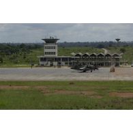 A l'aéroport de Yamoussoukro, dépollution des épaves des deux Sukhoi SU-25 de l'armée ivoirienne ayant bombardé une emprise française à Bouaké le 6 novembre 2004.