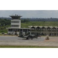 A l'aéroport de Yamoussoukro, dépollution des épaves des deux Sukhoi SU-25 de l'armée ivoirienne ayant bombardé une emprise française à Bouaké le 6 novembre 2004.