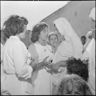 Deux monitrices d'une équipe médico-sociale itinérante (EMSI) en visite dans un dour d'Oran s'entretiennent avec une femme du village.