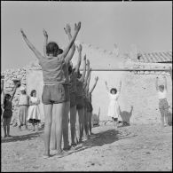Séance de gymnastique à l'occasion de la visite d'une équipe médico-sociale itinérante dans un douar d'Oran.