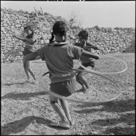 Séance de gymnastique et de distractions à l'occasion de la visite d'une équipe médico-sociale itinérante dans un douar d'Oran.