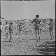 Séance de gymnastique et de distractions à l'occasion de la visite d'une équipe médico-sociale itinérante dans un douar d'Oran.