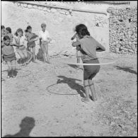 Séance de gymnastique et de distractions à l'occasion de la visite d'une équipe médico-sociale itinérante dans un douar d'Oran.