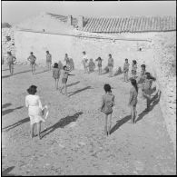Séance de gymnastique et de distractions à l'occasion de la visite d'une équipe médico-sociale itinérante dans un douar d'Oran.