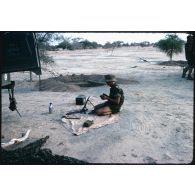 Poste de combat en brousse. [légende d'origine]<br>