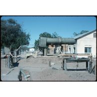 Moussoro (installation de fortune : lavabos et douches). [légende d'origine]<br>