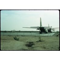 Aéroport Abeché II° escadron / RICM (photographe : Lieutenant Serra). [légende d'origine]