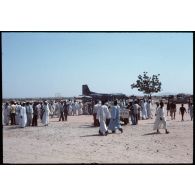 Aéroport Abeché II° escadron / RICM (photographe : Lieutenant Serra). [légende d'origine]<br>