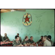 Abeché - Popote - Cadre du II° escadron / RICM. [légende d'origine]<br>