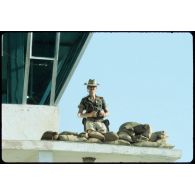 Abeché - Un guetteur sur une tour du II° escadron / RICM (photographe : Lieutenant Serra). [légende d'origine]<br>