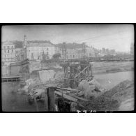 [Un pont détruit dans une ville].