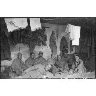 [Portrait d'un groupe de soldats dans un abri].