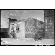 [Trois soldats dans un intérieur].