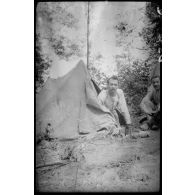 [Un soldat sort de sa tente].