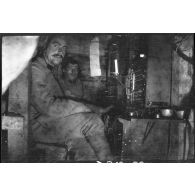 [Opérateurs de transmissions dans un abri].