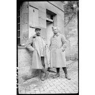 [Portrait de deux soldats sur le seuil d'une maison].