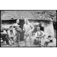 [Trois soldats devant une maison].