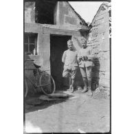 [Portrait de deux soldats sur le seuil d'une maison].