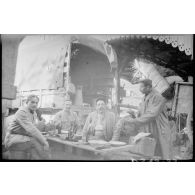 [Soldats attablés].